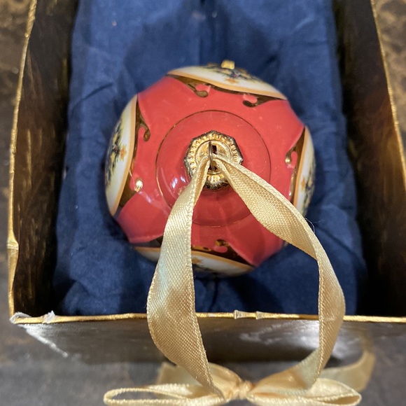 Mr. Christmas Vintage Musical Egg Ornament with Christmas tree & presents motif! - Picture 3 of 8